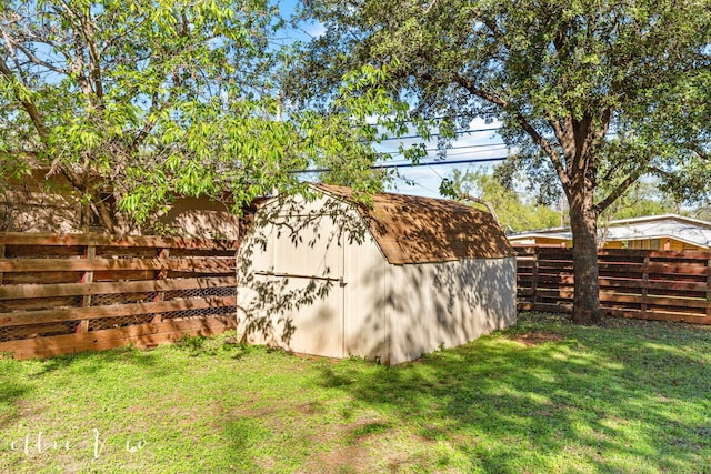 view of outdoor structure with a yard