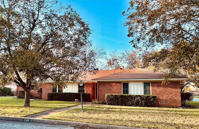 single story home with a front yard