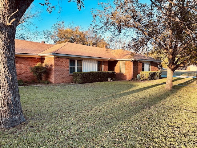 ranch-style home with a front yard