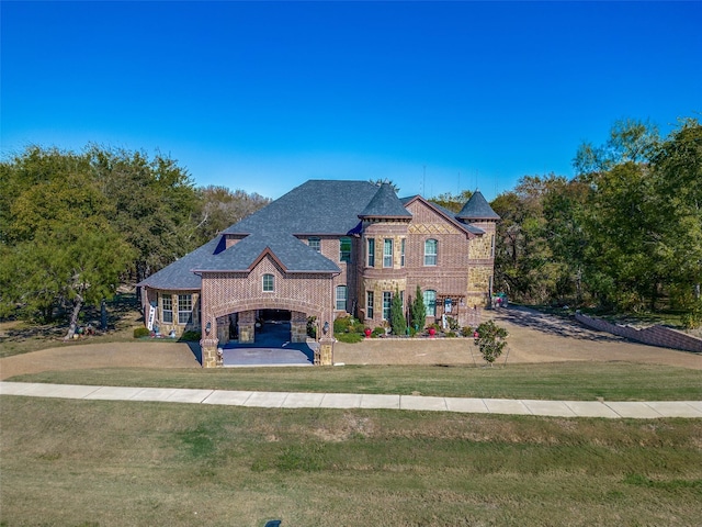 view of front of home featuring roof with shingles and a front lawn