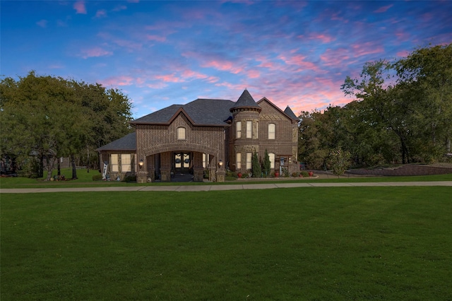 view of front facade featuring a lawn