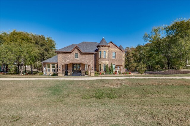 view of front of home with a front lawn