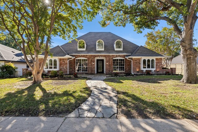 view of front of house featuring a front lawn