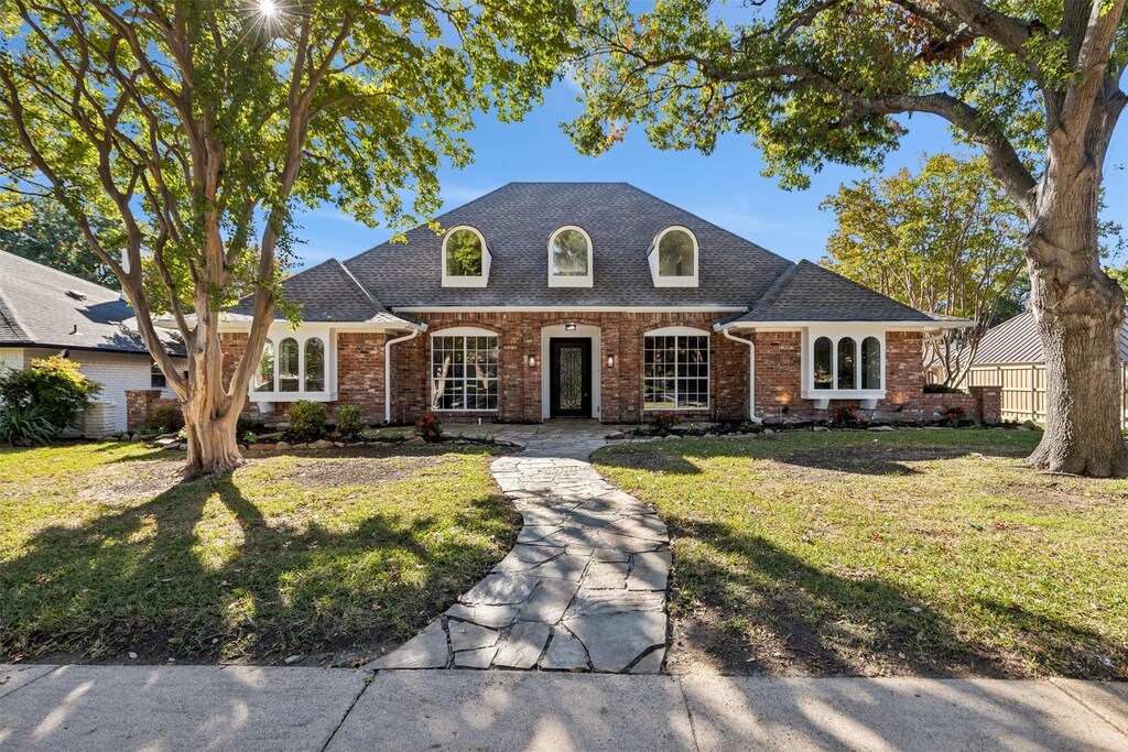 view of front of house featuring a front lawn