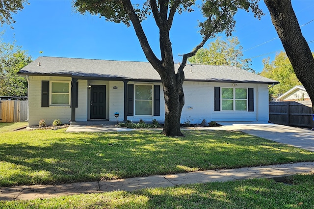 ranch-style home featuring a front lawn