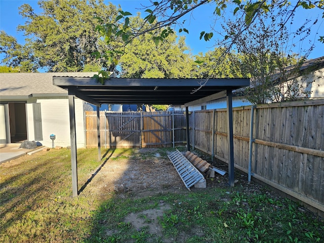 view of yard featuring a storage unit