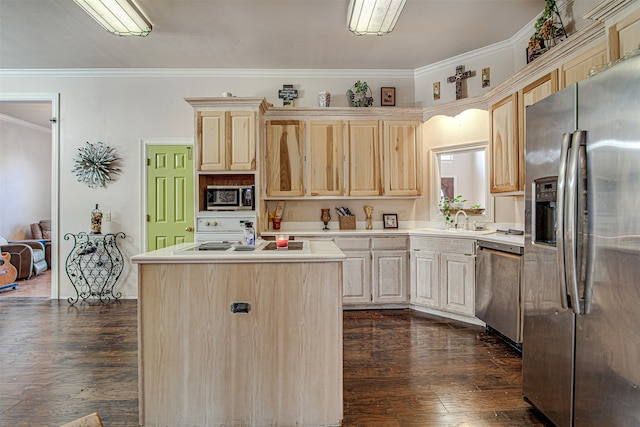 kitchen featuring a center island, sink, crown molding, dark hardwood / wood-style flooring, and stainless steel appliances