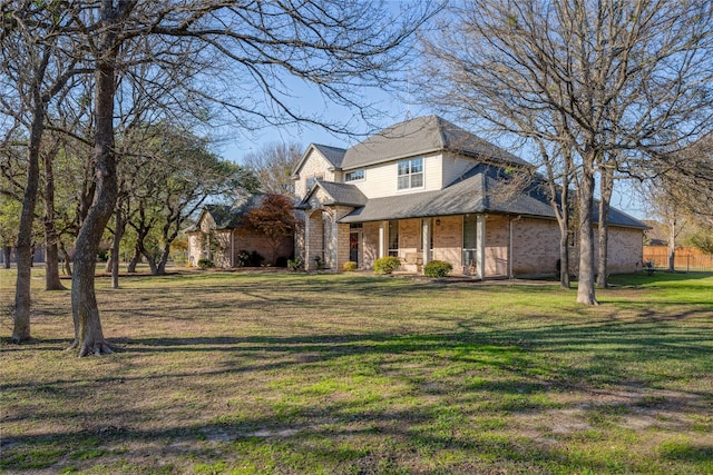 view of front facade featuring a front yard