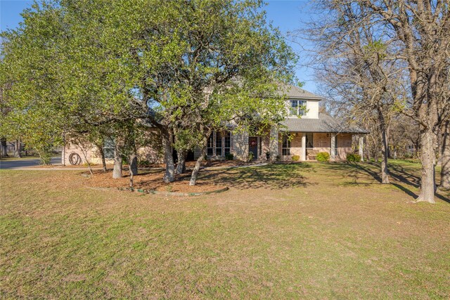 view of front facade featuring a front yard