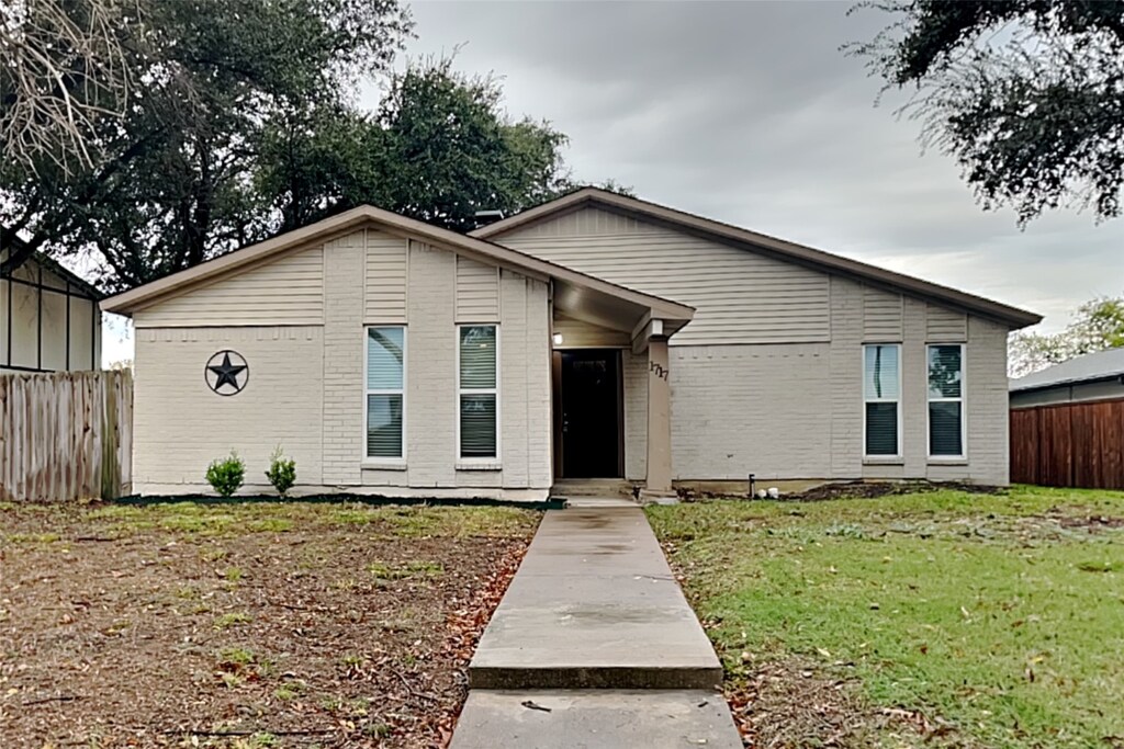 view of front of house with a front yard