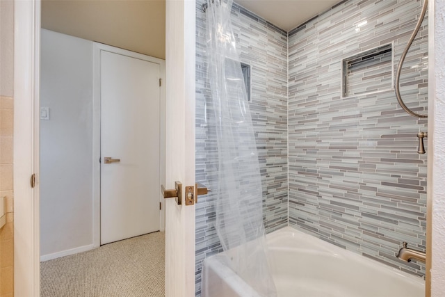 bathroom featuring tiled shower / bath