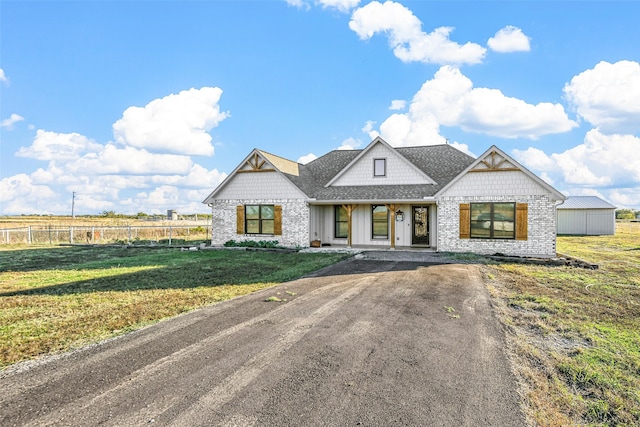 view of front of property featuring a front lawn