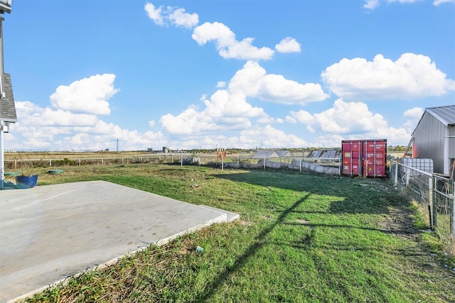 view of yard featuring a rural view