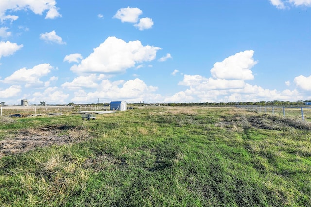 view of yard featuring a rural view