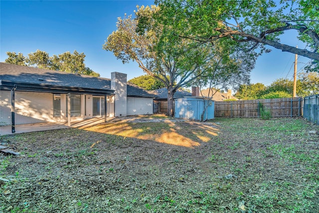 view of yard with a shed