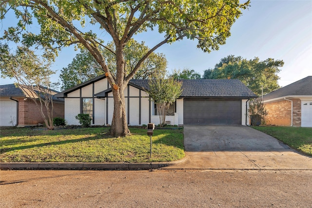 view of front of home featuring a garage and a front yard