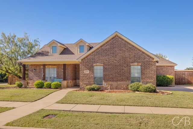 view of front of property featuring a front yard