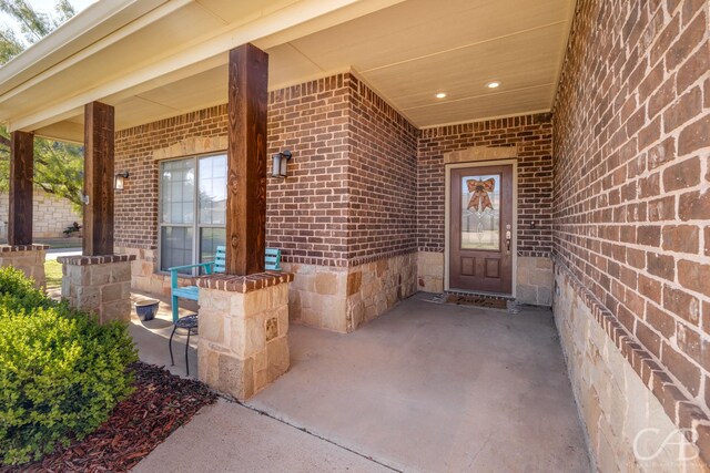 property entrance featuring a porch