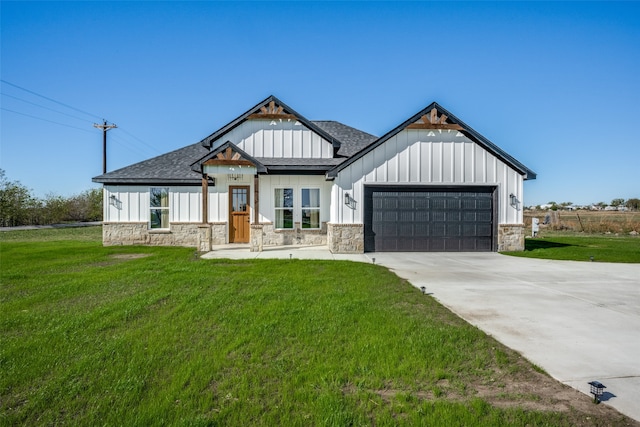 view of front facade featuring a front lawn and a garage