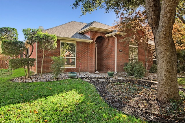 view of front of home featuring a front lawn