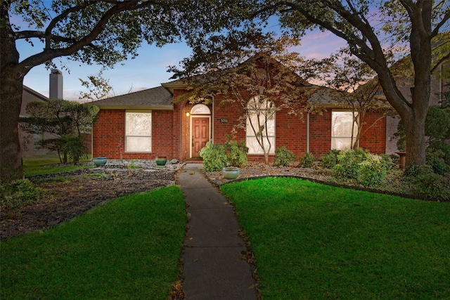 view of front of property featuring a yard