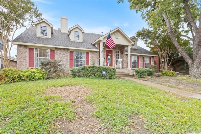 view of front facade featuring a front lawn