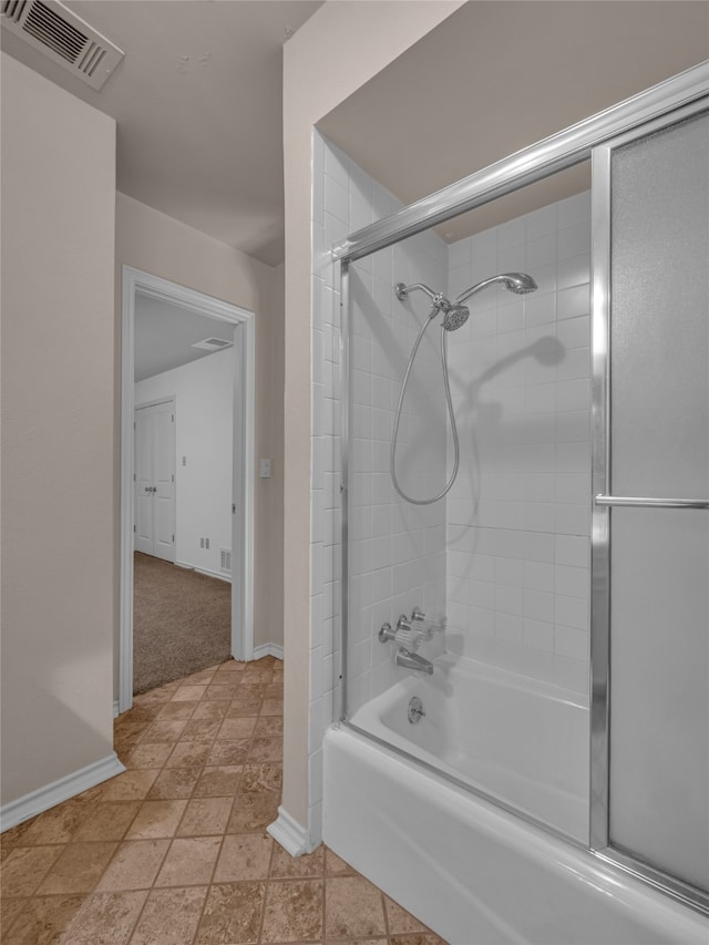 bathroom with enclosed tub / shower combo