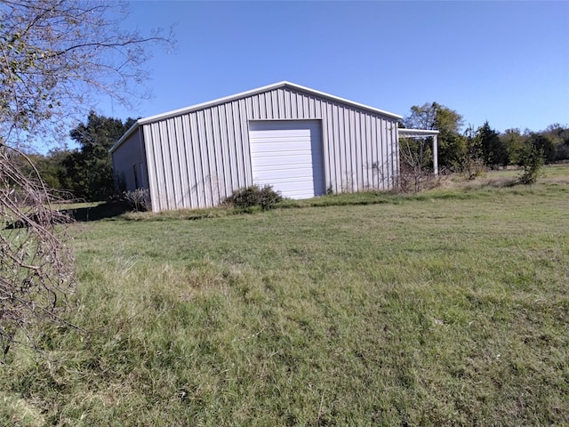 view of outdoor structure with a garage and a yard