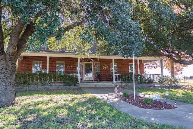 single story home with a front lawn