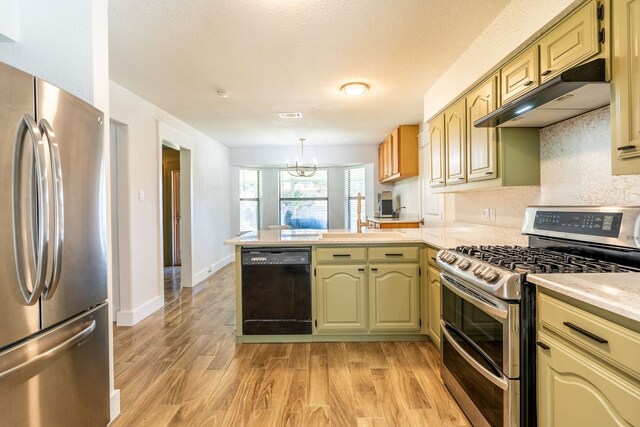 kitchen with sink, light wood-type flooring, a notable chandelier, kitchen peninsula, and stainless steel appliances