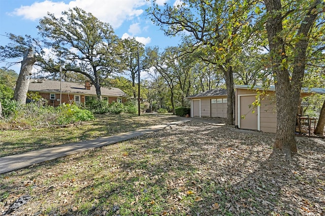 view of yard featuring an outbuilding