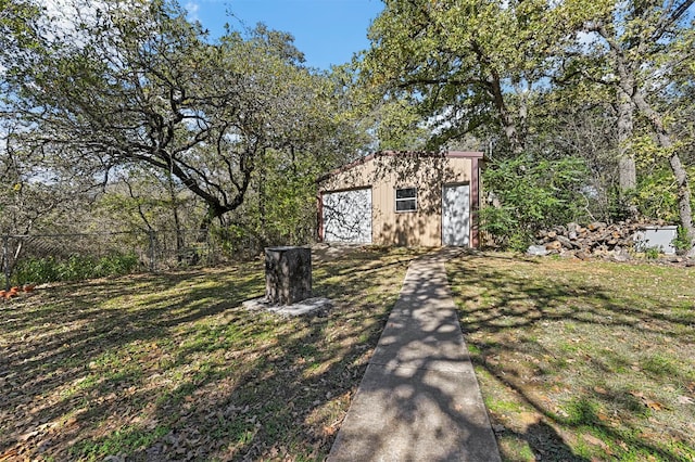 view of yard featuring an outdoor structure and a garage