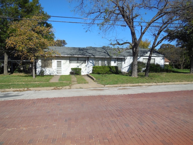 view of front of house featuring a front lawn