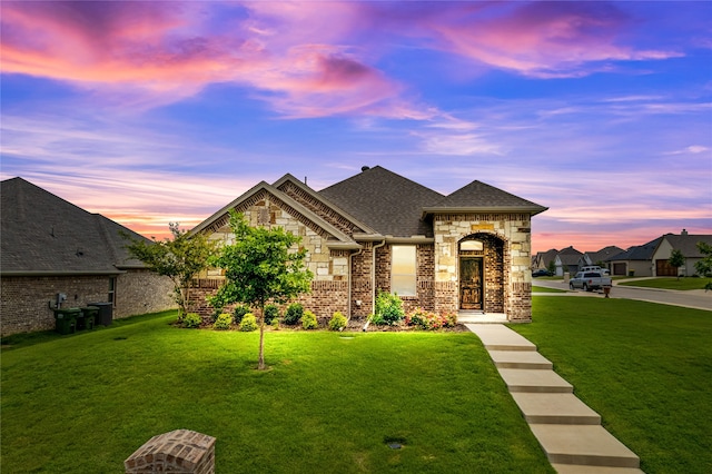 view of front of house featuring a lawn