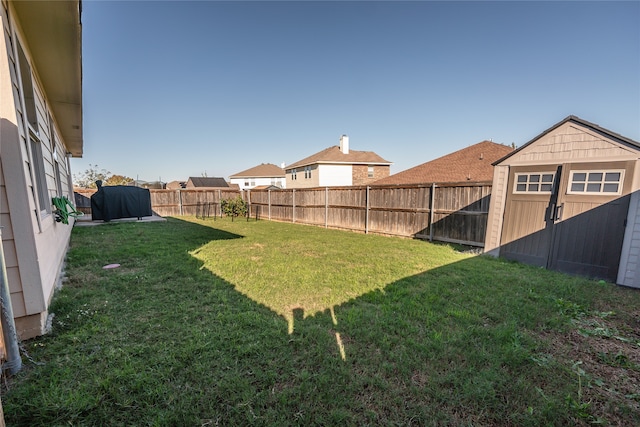 view of yard featuring a storage unit