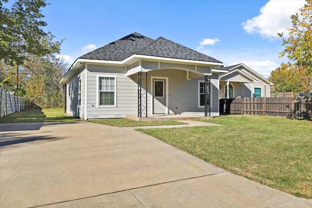 view of front of house featuring covered porch and a front lawn