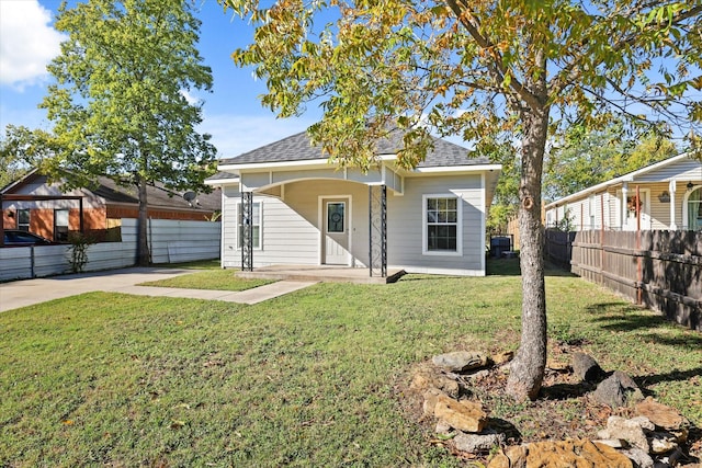 view of front facade featuring a porch and a front lawn