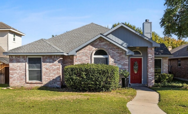 view of front of home featuring a front lawn