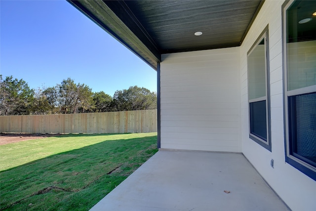 view of yard featuring a patio