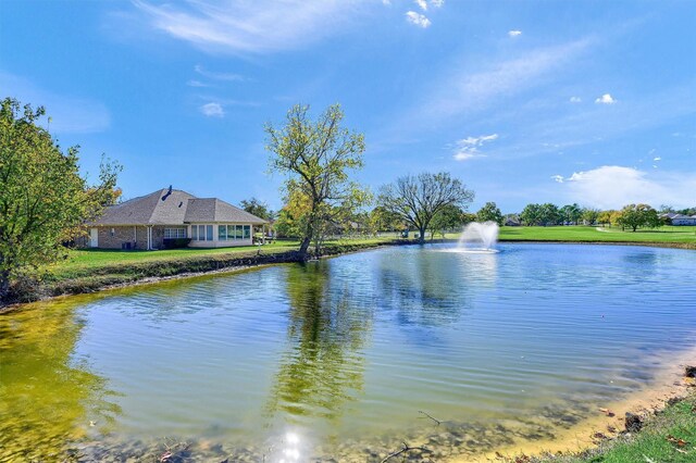 view of yard featuring a water view