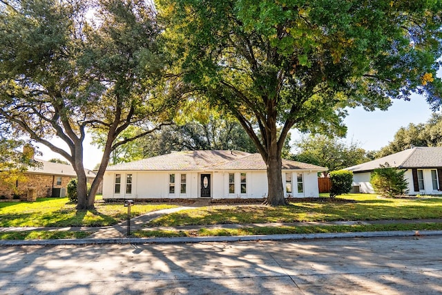 single story home featuring a front yard