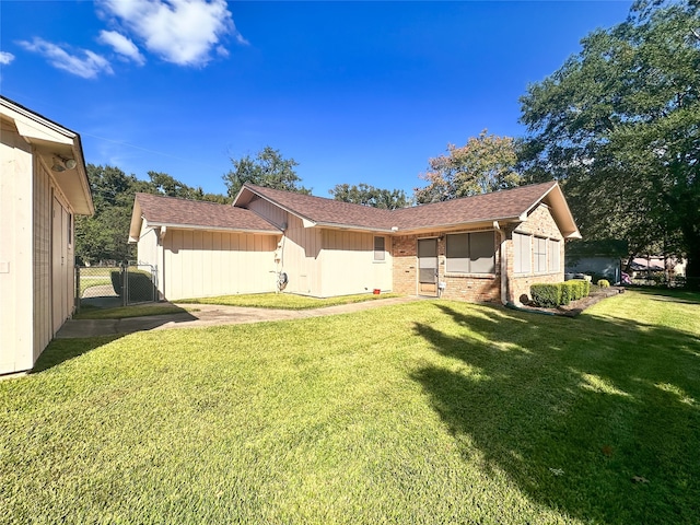 single story home with a front lawn