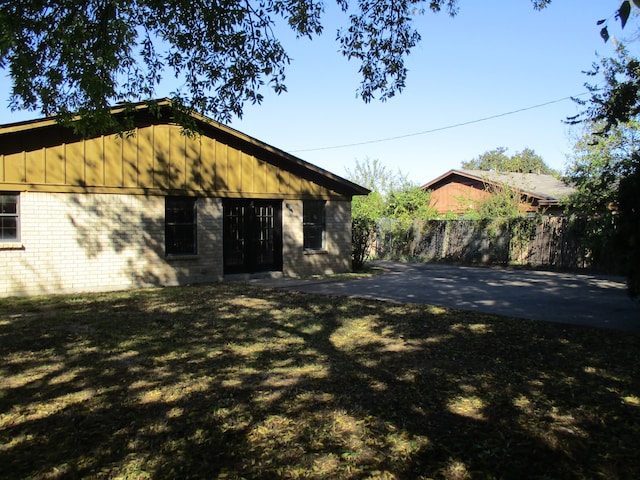 view of front of property with a patio area and a front yard