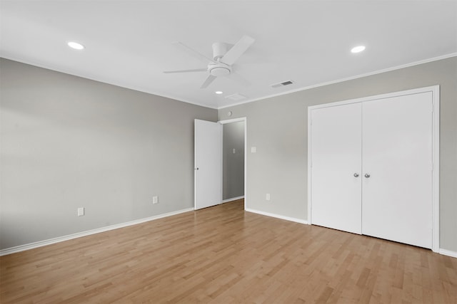 unfurnished bedroom featuring a closet, ceiling fan, light hardwood / wood-style flooring, and ornamental molding