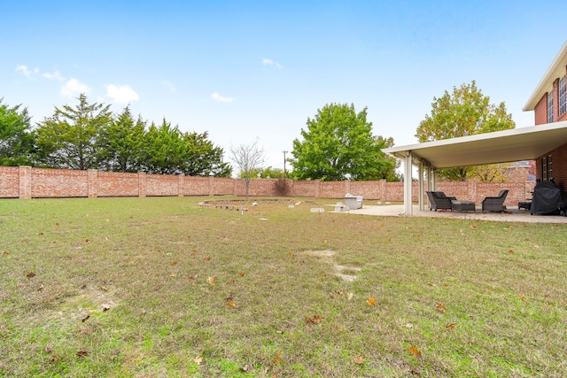 view of yard featuring outdoor lounge area and a patio