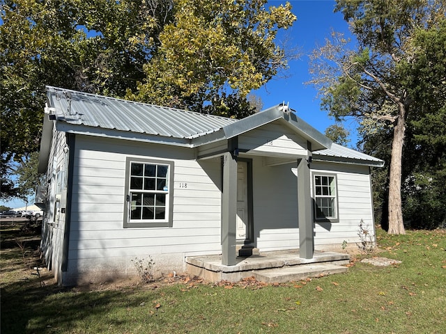 view of front of property featuring a front yard