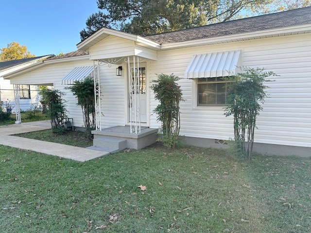 view of front facade with a front yard