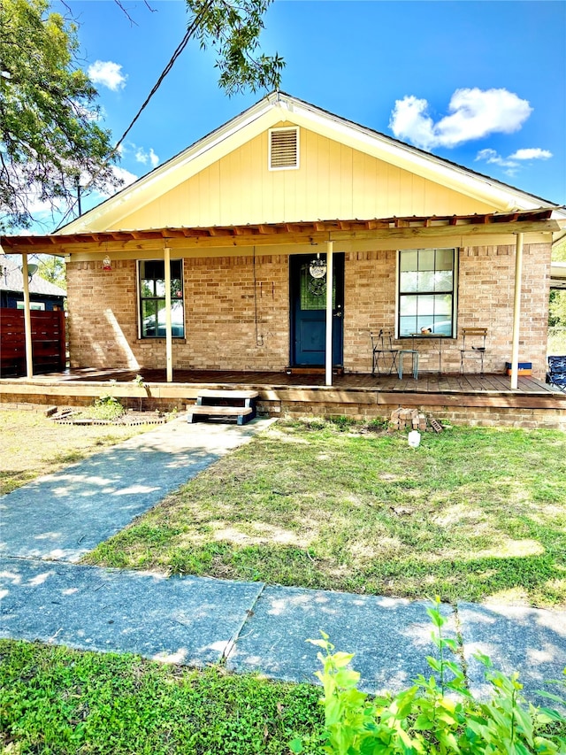 view of front of property featuring a front lawn and covered porch