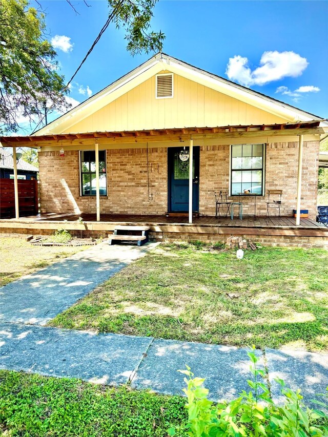 view of front of property featuring a front lawn and covered porch