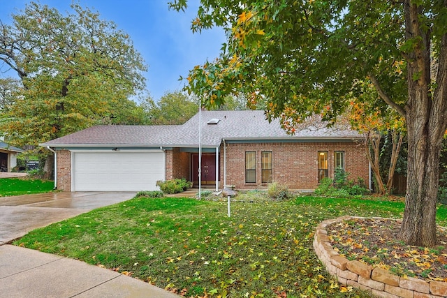 view of front facade featuring a front yard and a garage